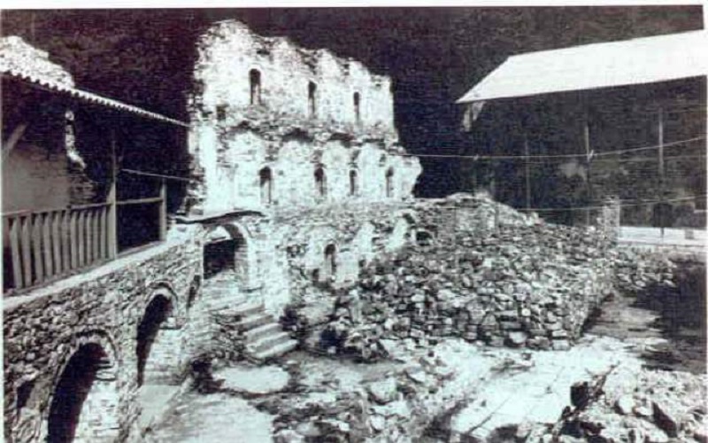 Η μονή καταστράφηκε το 1943 από τους Γερμανούς... 