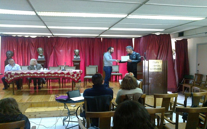 Απονομή του Πρώτου βραβείου από τον Πρόεδρο της Ε.Ε.Λ Κώστα Καρούσο στον Νίκο Αντωνόπουλο